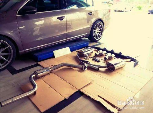 安裝準備好的汽車排氣管配件,對接口處進行密封性處理,確保排氣系統的